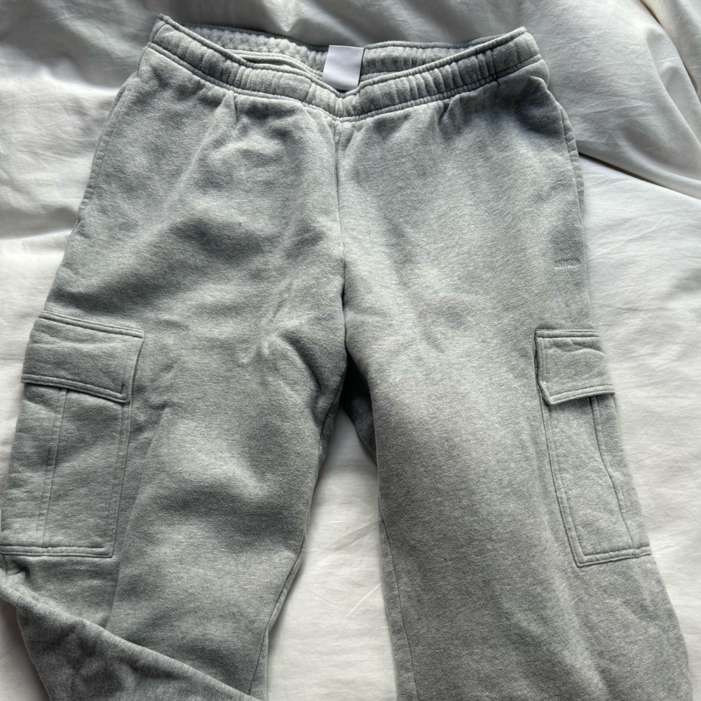 Aritzia raw hem cargo sweatpants